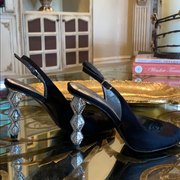 Stuart Weitzman - Picture 7 of 9